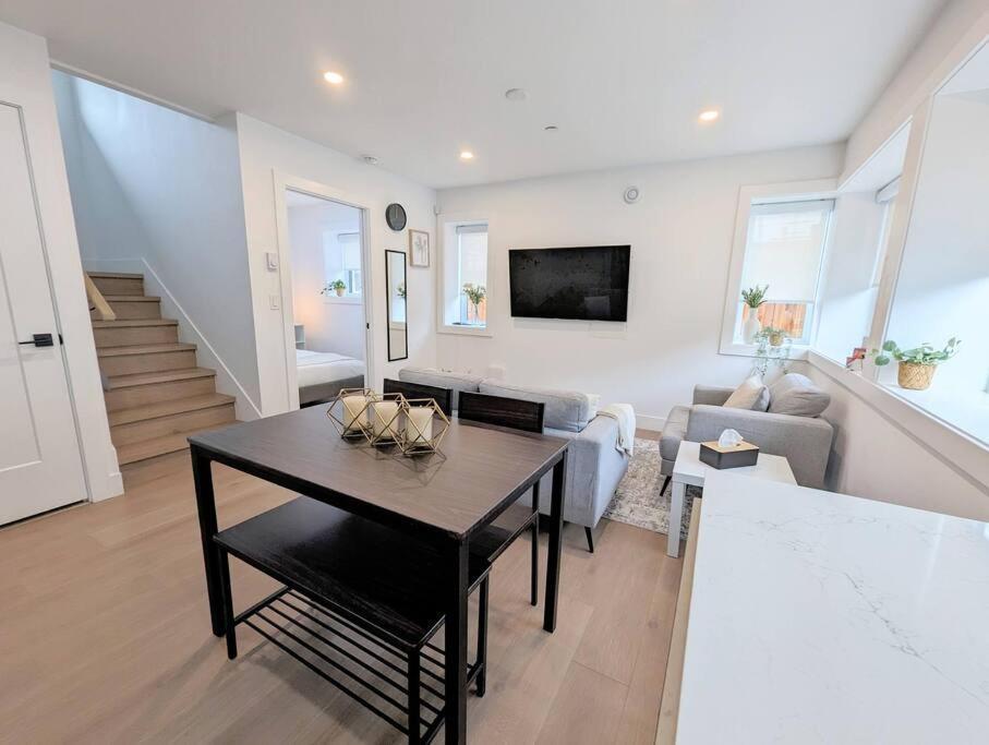 Centrally Located, Modern, 2 Bedroom Home Vancouver Zewnętrze zdjęcie