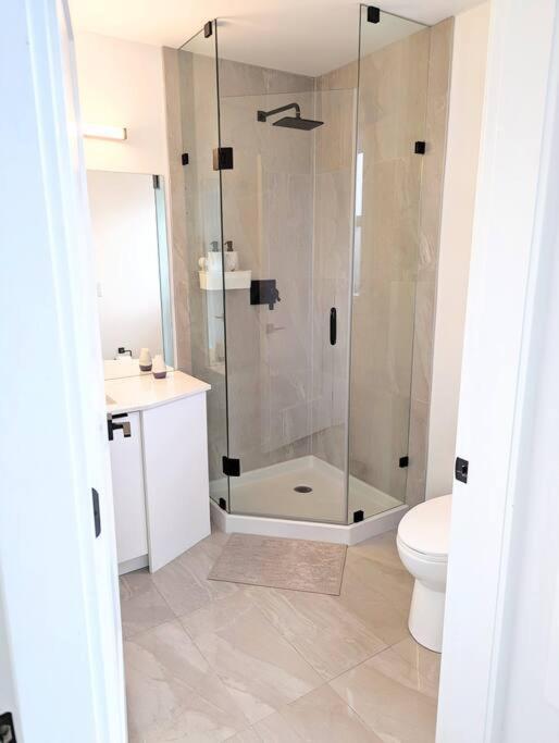 Centrally Located, Modern, 2 Bedroom Home Vancouver Zewnętrze zdjęcie