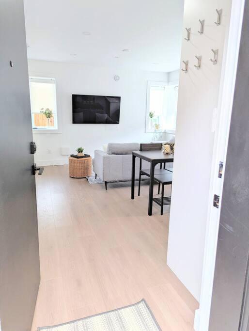 Centrally Located, Modern, 2 Bedroom Home Vancouver Zewnętrze zdjęcie